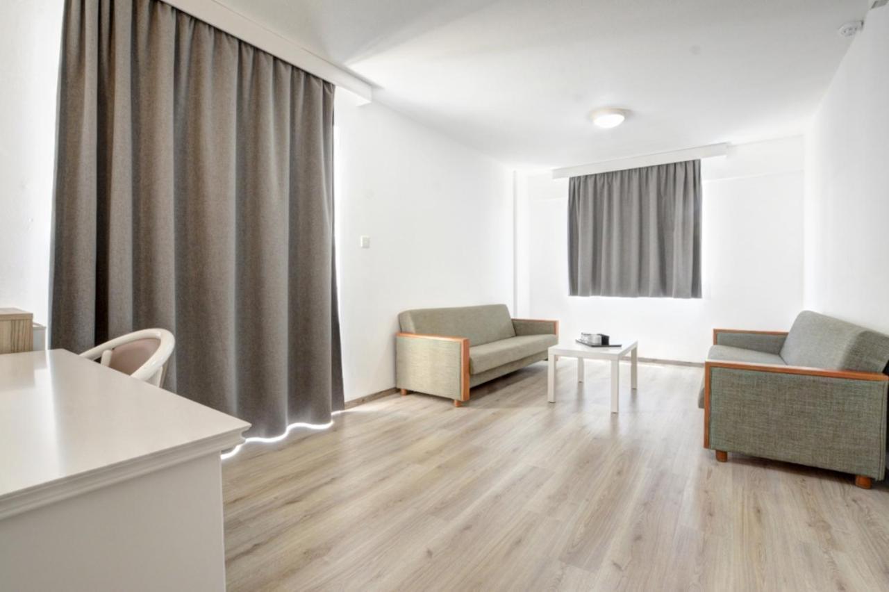 Barbara Hotel Aptsアヤナパ エクステリア 写真